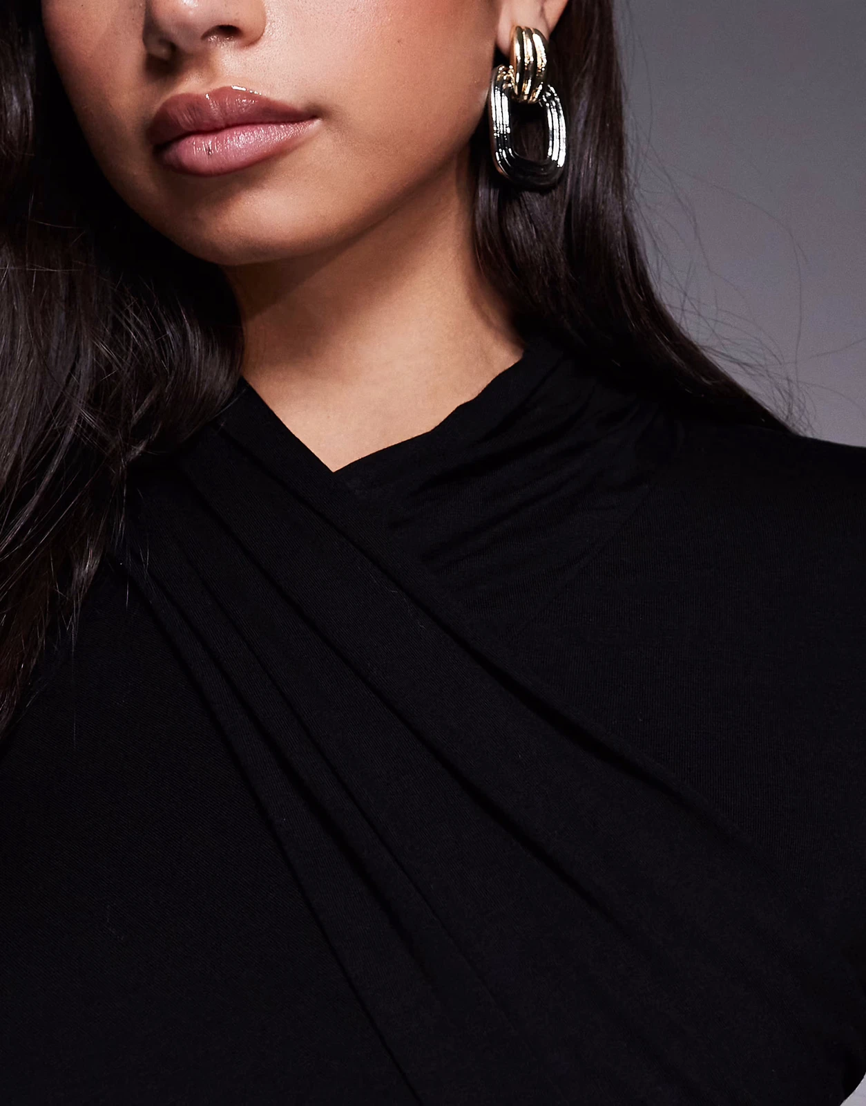 ASOS DESIGN – Langärmliges, hochgeschlossenes Maxikleid in Schwarz mit Drapierung