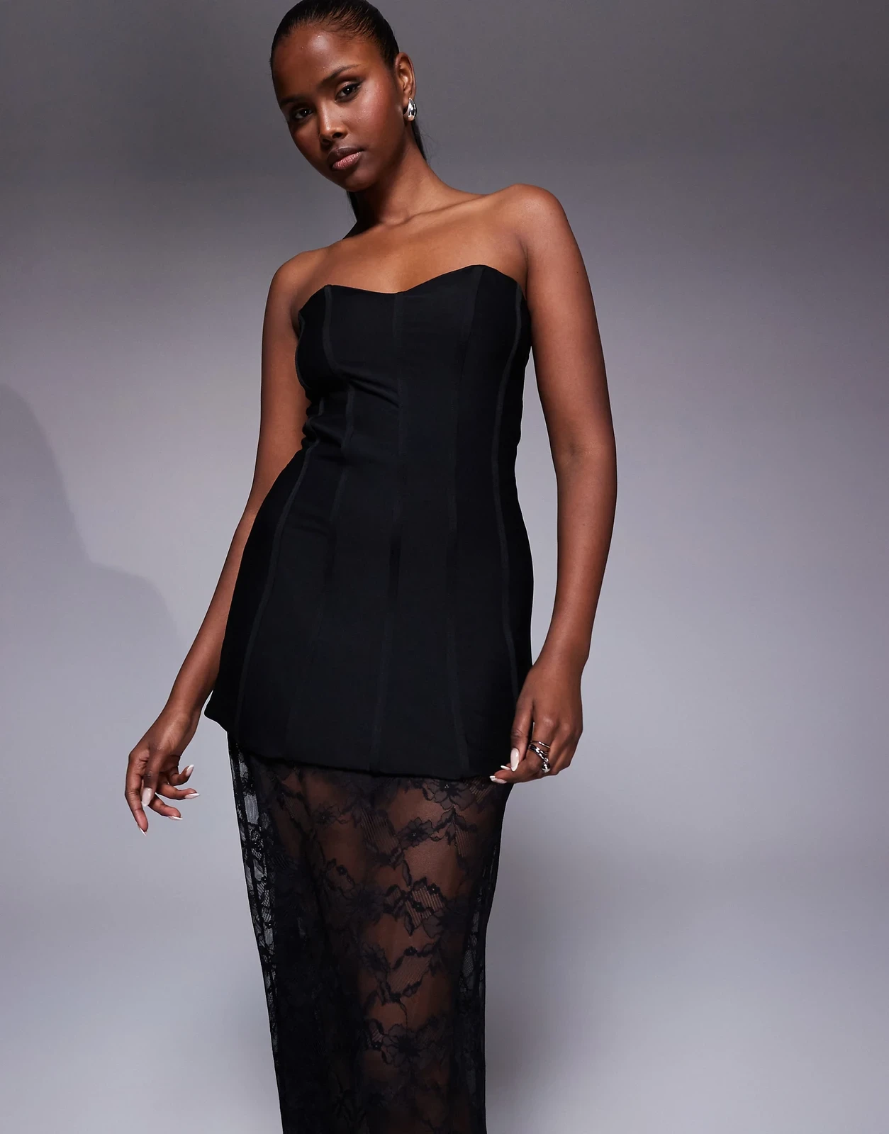 Kaiia – Exclusive – Trägerloses Maxikleid aus Spitze in Schwarz mit Strukturdesign und durchscheinendem Kontrast-Rocksaum