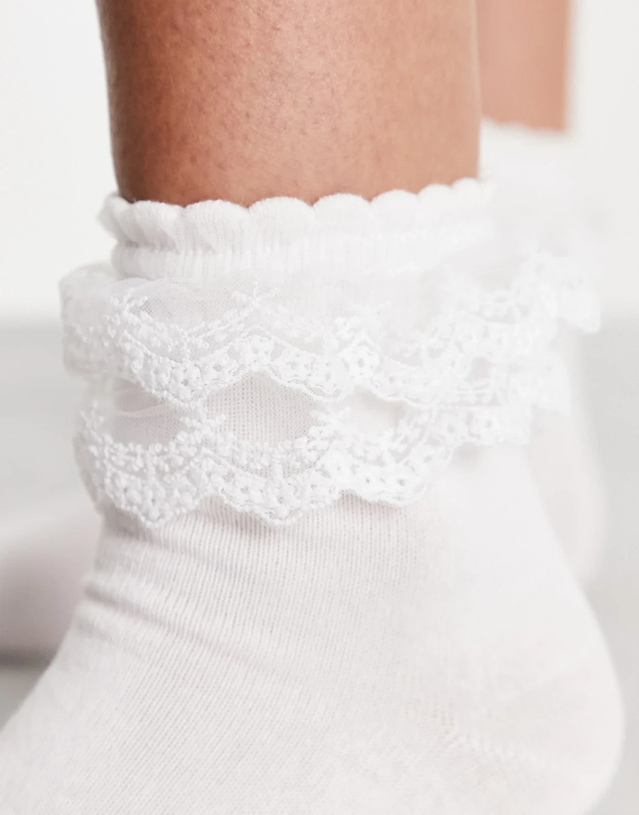 Pieces exclusive frilly trim socks in white