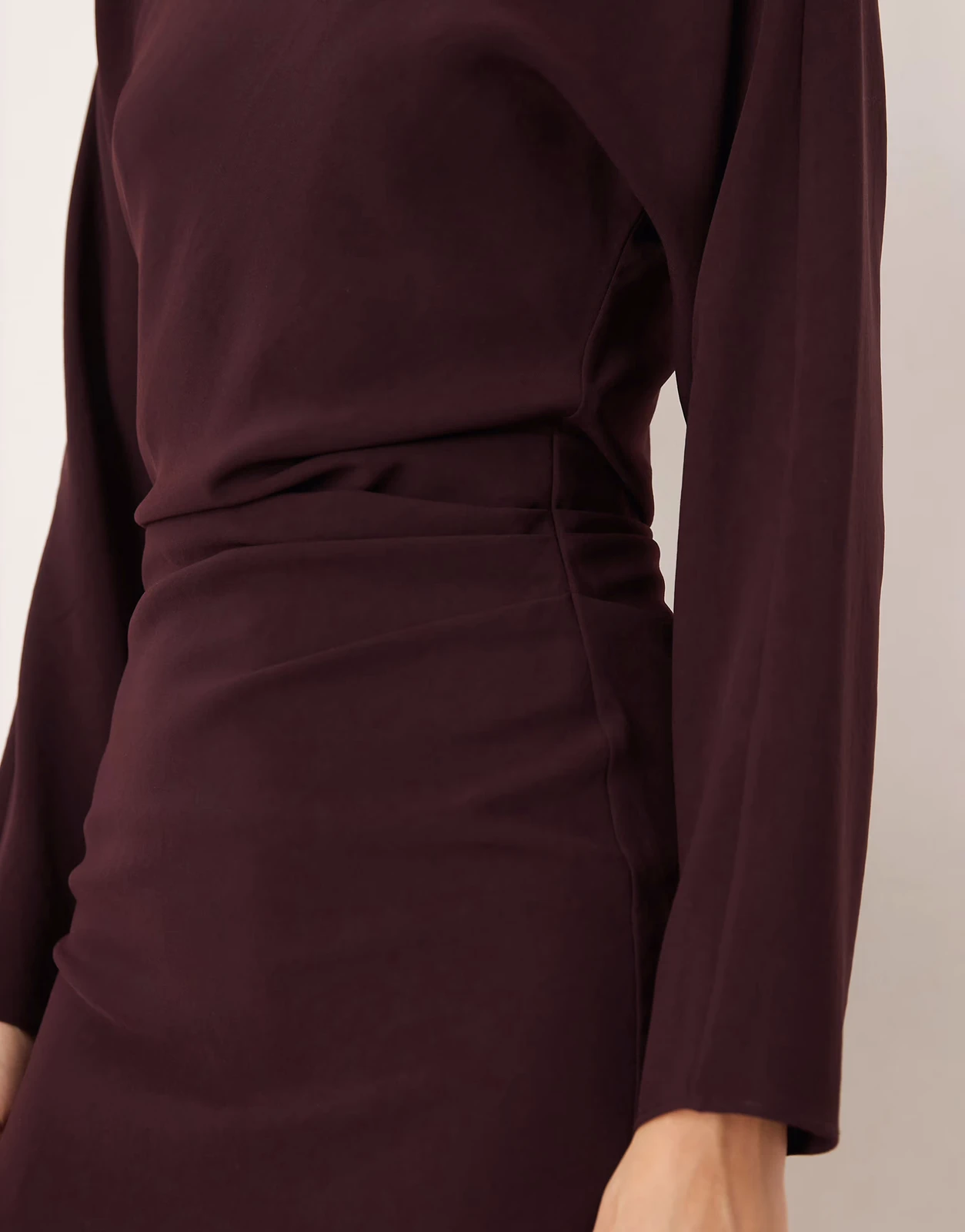 Mango – Langärmliges Minikleid in Feige mit seitlicher Raffung