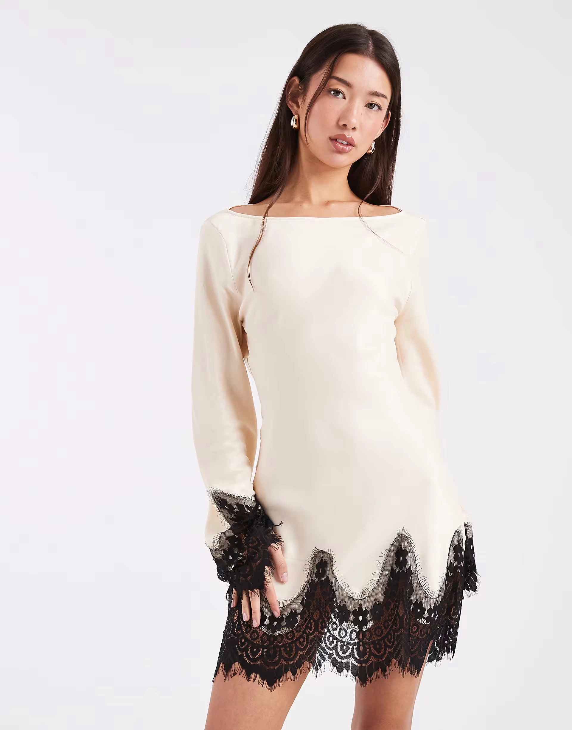 ASOS DESIGN – Minikleid aus Satin in Schwarz mit Spitzenborte und Flügelärmeln