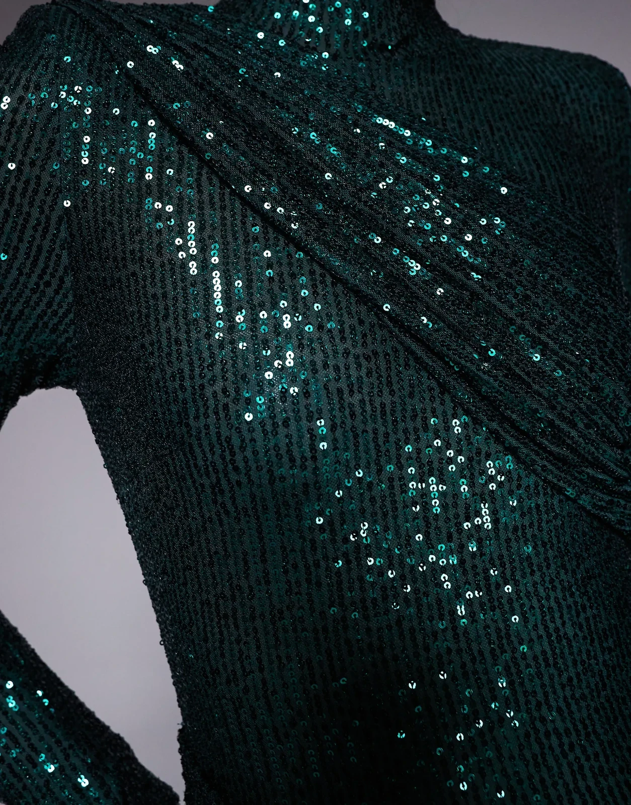 Ruched & Ready – Hochgeschlossenes Minikleid in Smaragdgrün mit Paillettenbesatz, herausnehmbaren Schulterpolstern, Drapierung vorne und gerafftem Rockteil