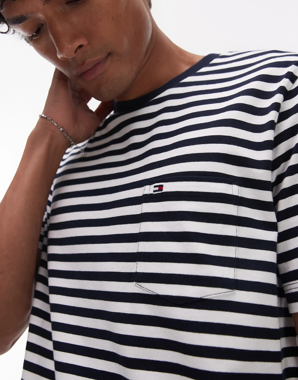 Tommy Hilfiger – Basic-T-Shirt in gestreiftem Marineblau mit regulärer Passform