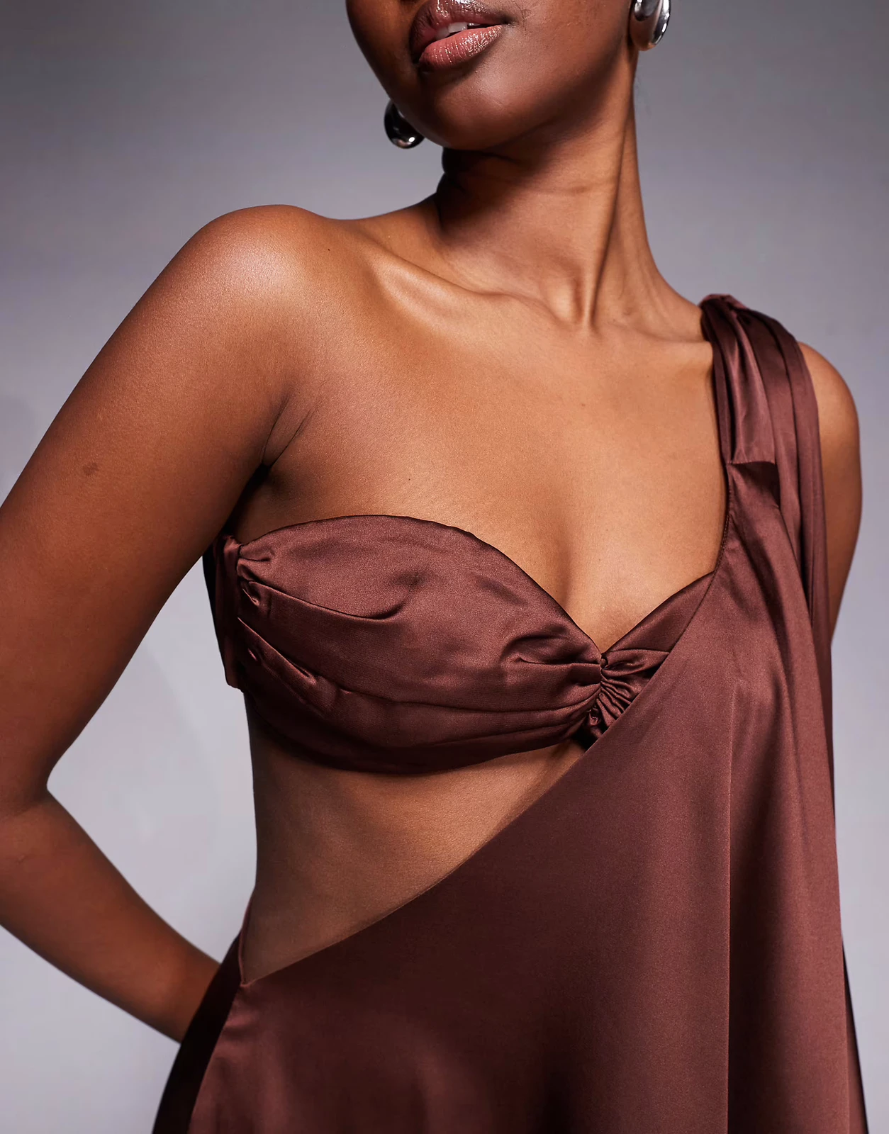 The Dolls House Circa – Anthia – Asymmetrisches Maxikleid aus Satin in Schokobraun