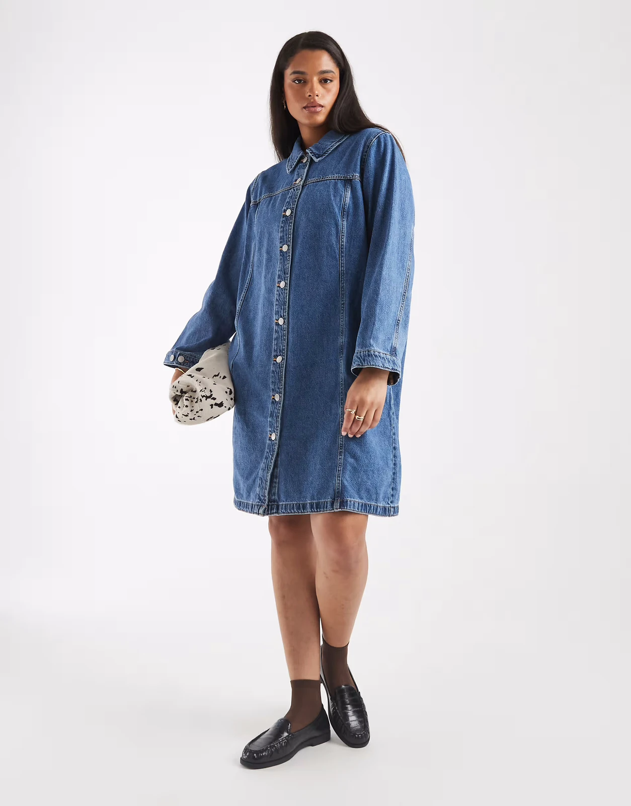 Vero Moda Curve – Minikleid aus Denim in mittelblauer Waschung mit Knopfleiste vorne