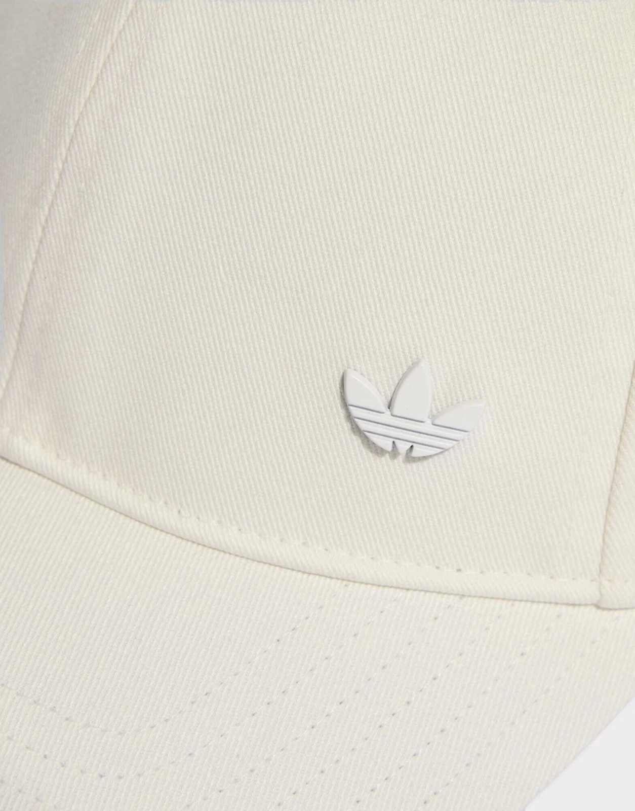 adidas Originals – Everyday Icons – Kappe in Cloud Weiß mit farblich abgestimmtem Metall-Dreiblattlogo