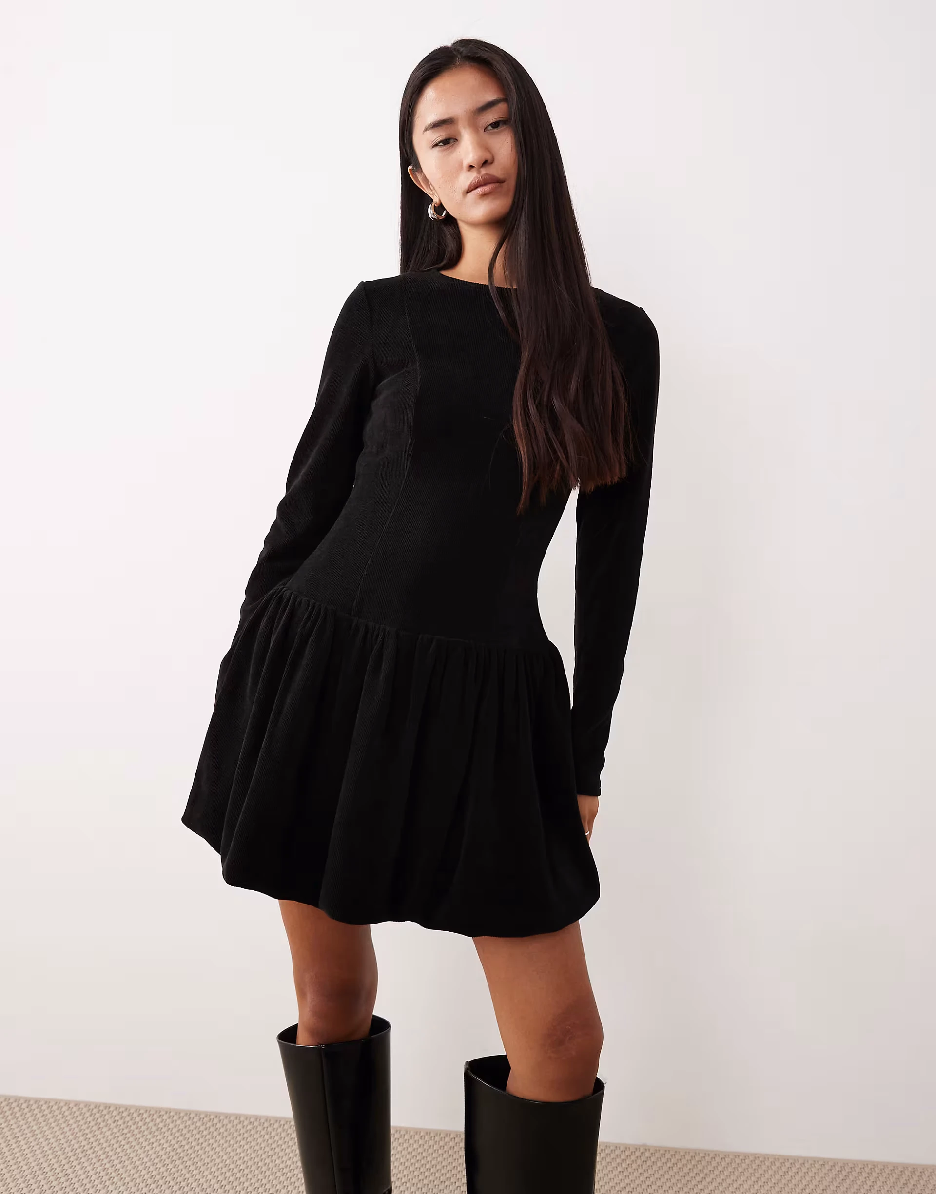 ASOS DESIGN – Minikleid aus Cord in Schokobraun mit tiefer Taille und Ballonsaum