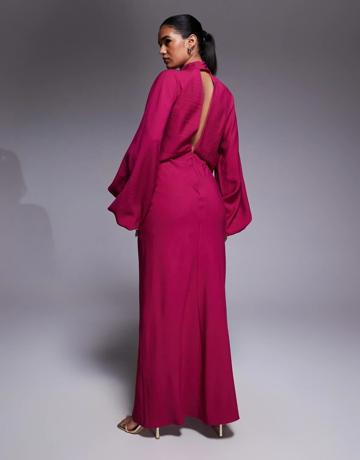 ASOS DESIGN – Hochgeschlossenes Maxikleid in Himbeerrot mit tiefem Ausschnitt und Blousonärmeln