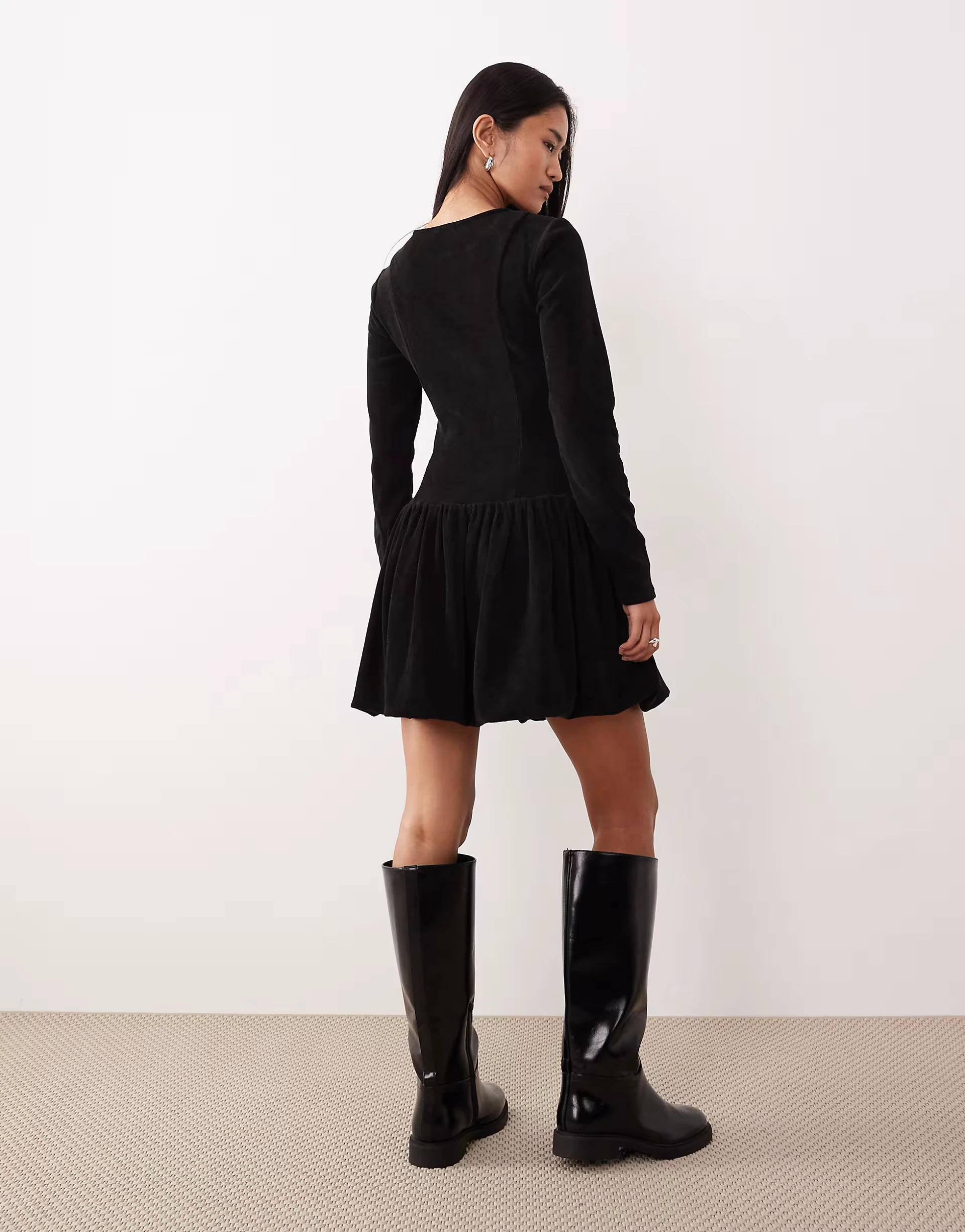 ASOS DESIGN – Minikleid aus Cord in Schokobraun mit tiefer Taille und Ballonsaum