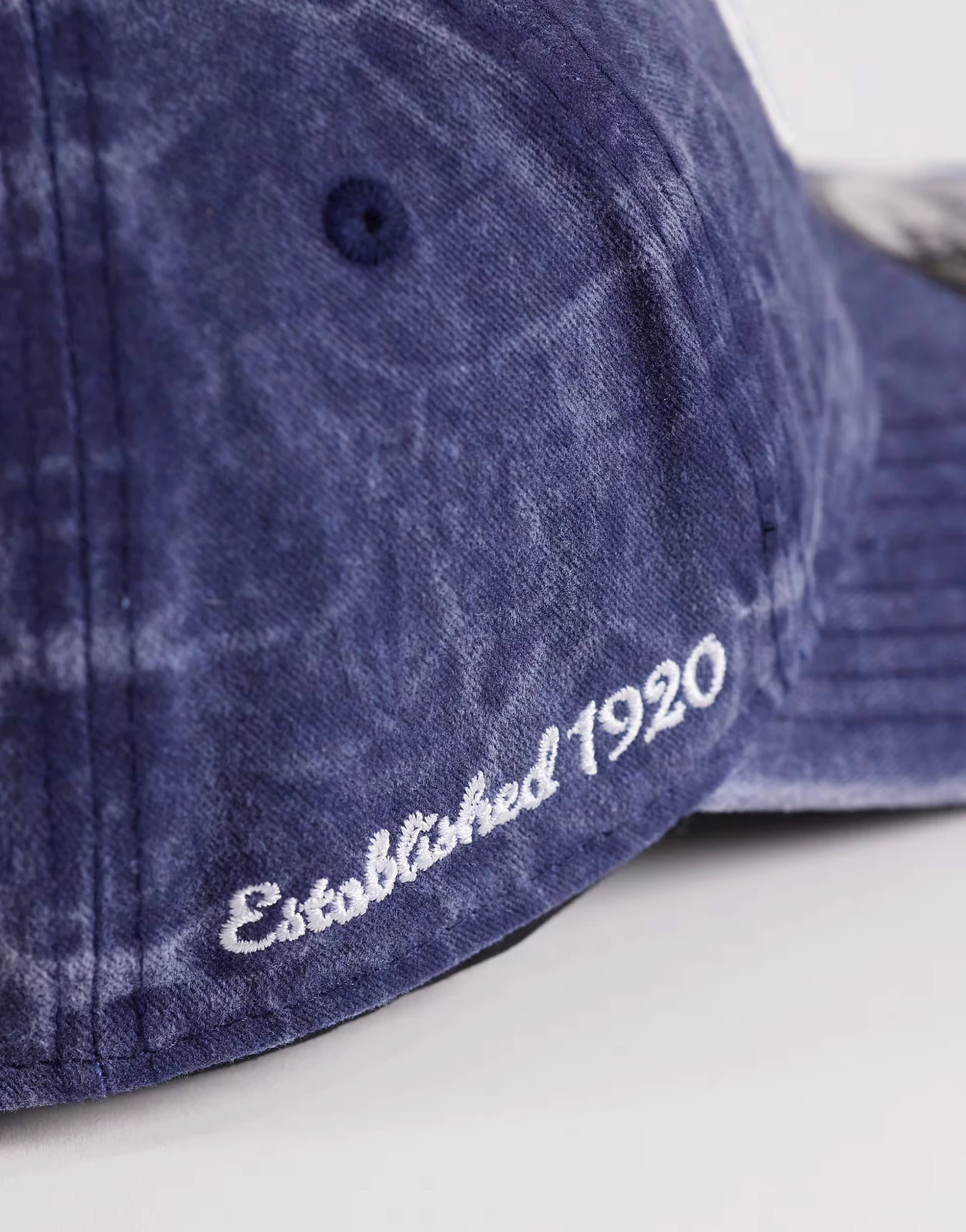 New Era – 9Twenty – Damen-Kappe in mittelblauer Denim-Waschung mit Schriftzug-Logo