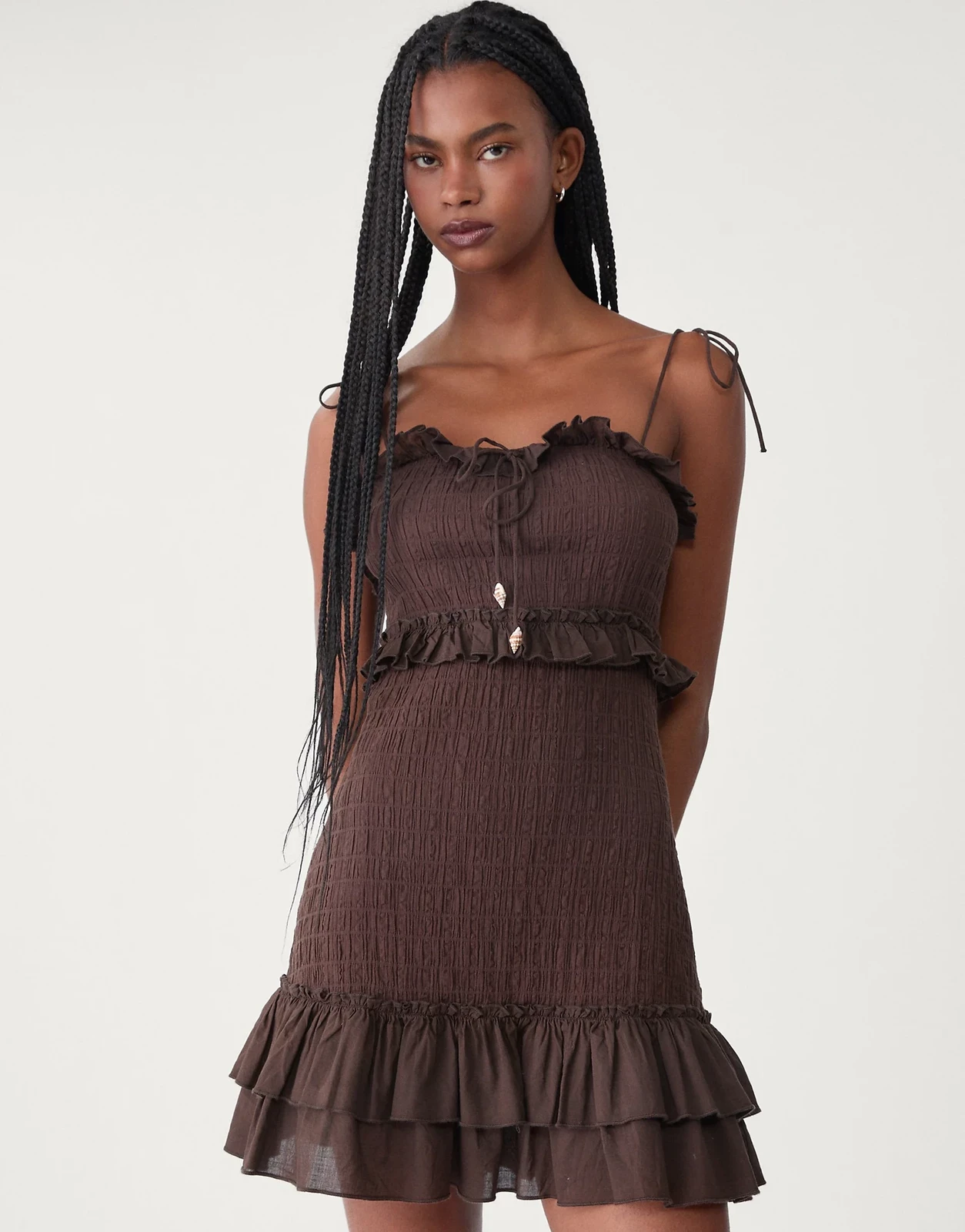 Stradivarius – Gerafftes Minikleid in Braun mit Rüschen und dünnen Trägern