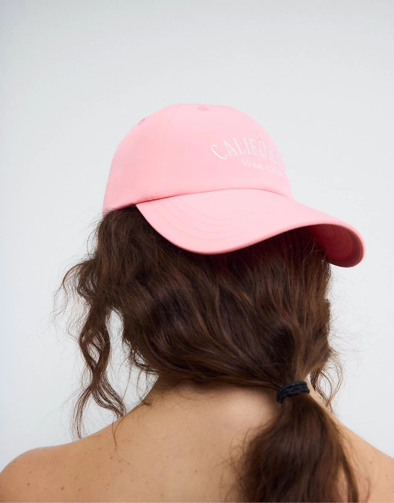 Stradivarius – Kappe in Neonrosa mit „California“-Schriftzug