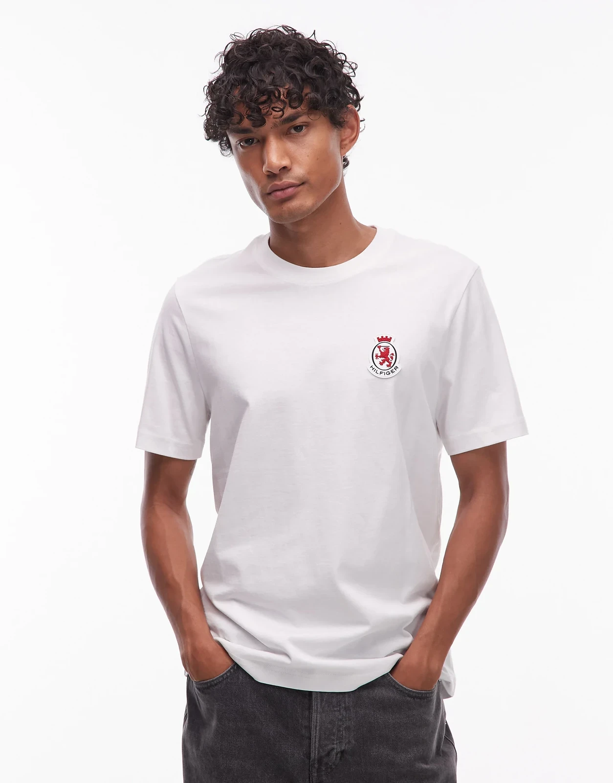 Tommy Hilfiger – T-Shirt in Weiß mit Wappen-Logo