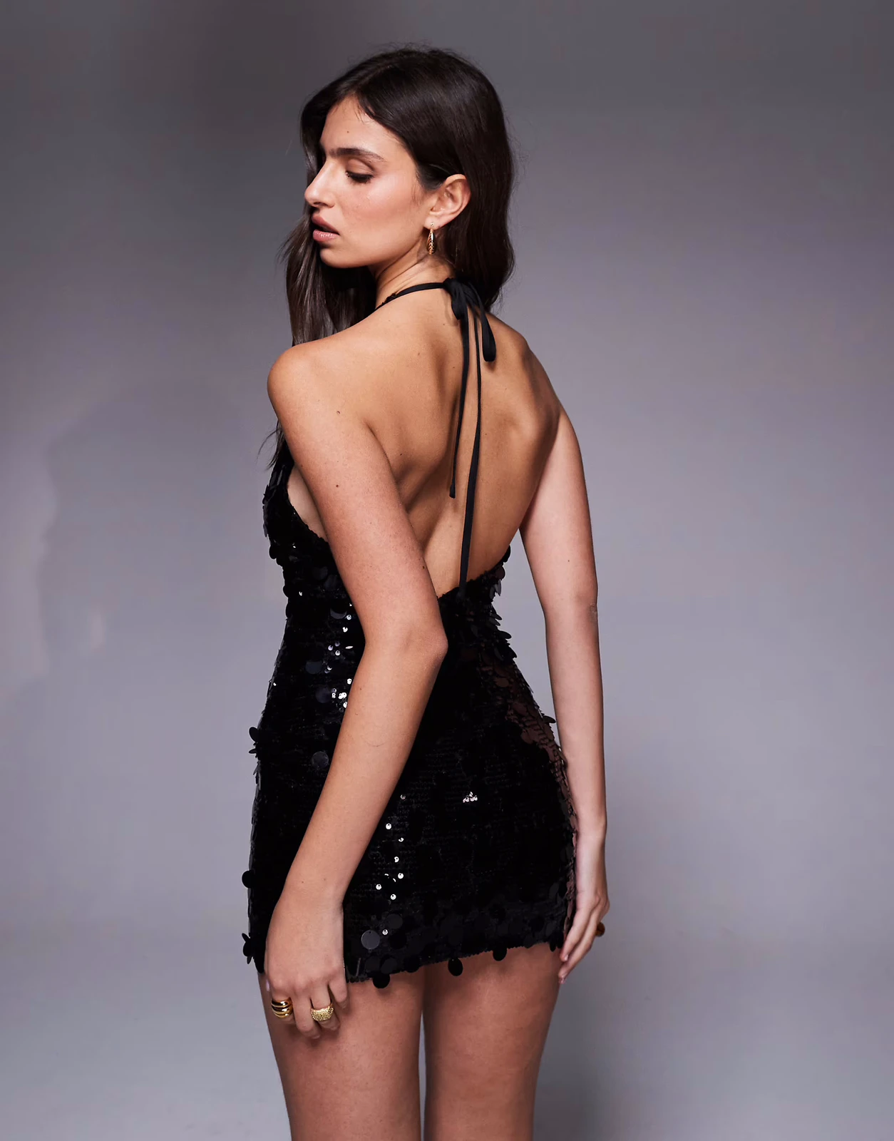 Aria Cove – Tief ausgeschnittenes Neckholder-Minikleid in Schwarz mit Scheibenpailletten
